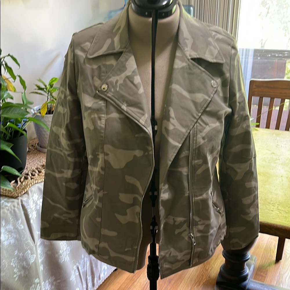 ARULA Green Utility Jacket with Contemporary Design